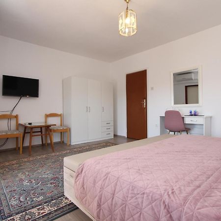 Rooms And Apartments Dino Rovinj Bagian luar foto
