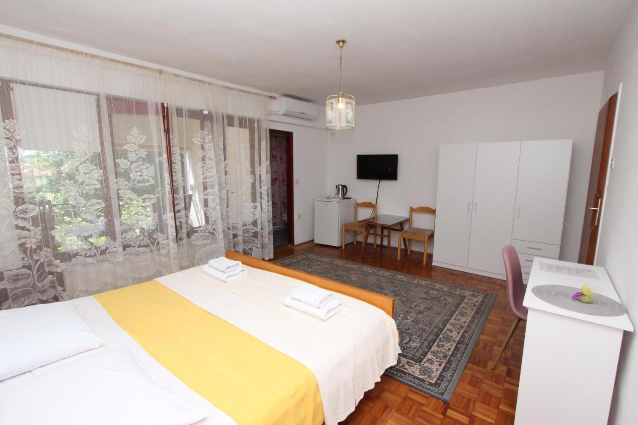 Rooms And Apartments Dino Rovinj Bagian luar foto