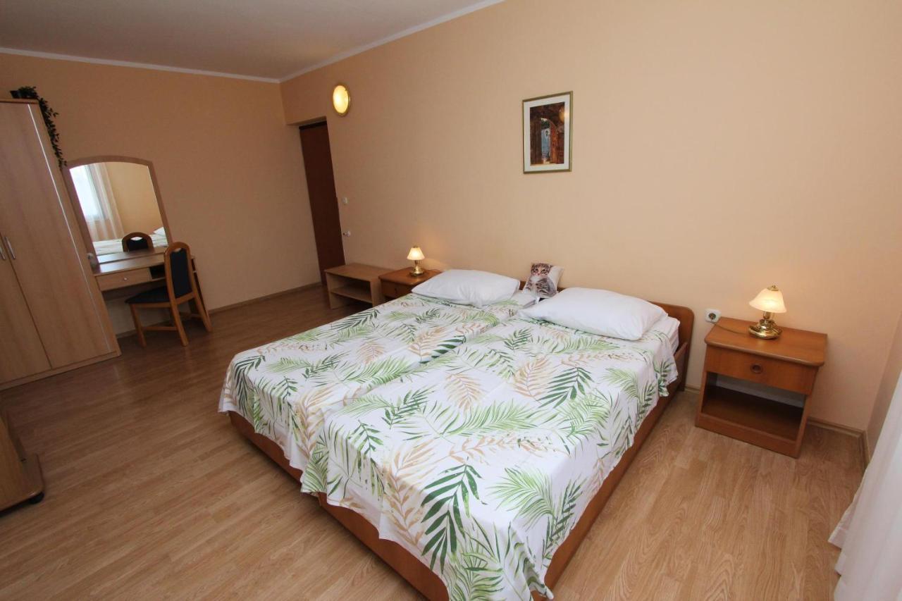 Rooms And Apartments Dino Rovinj Bagian luar foto